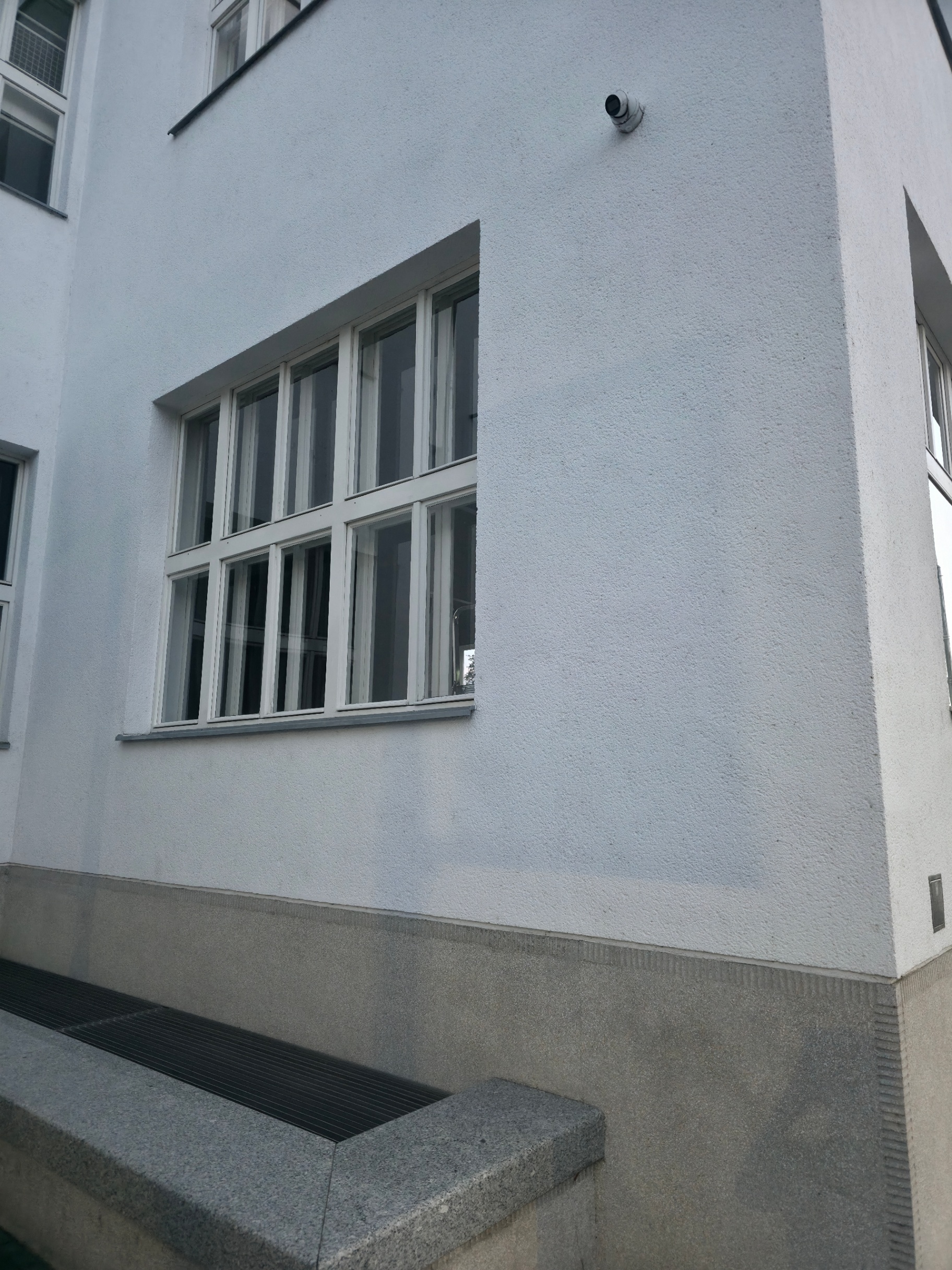 Stav po zásahu — Čistenie fasády KKC Hviezda